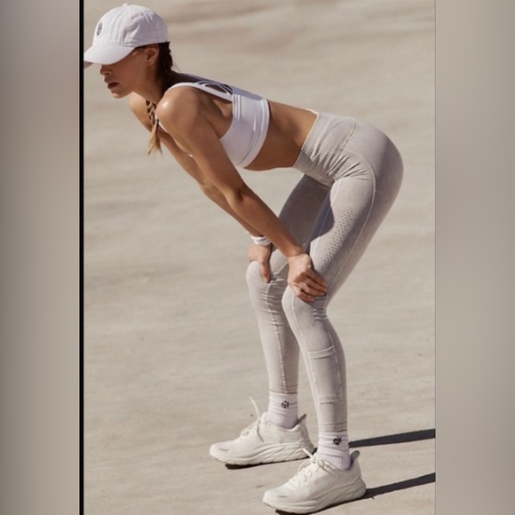 85-FPMovement High-Rise 7/8 Good Karma 2-Pocket Leggings has imperfection - Picture 6 of 6